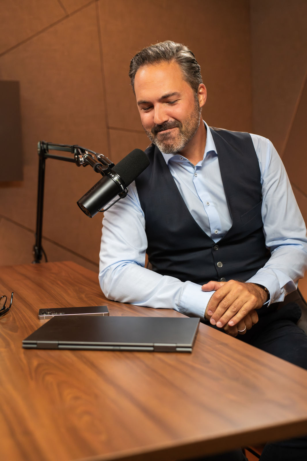 Alexander Schmid im Podcast-Studio am Mikrofon