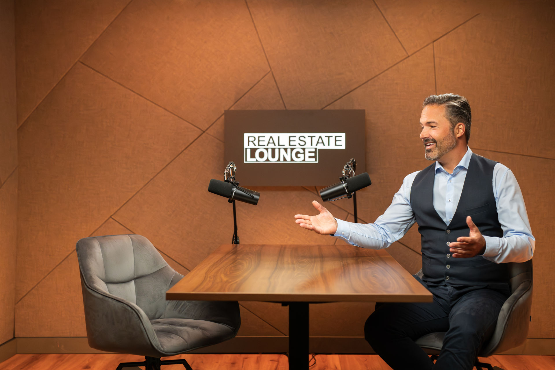 Alexander Schmid im Podcast-Studio