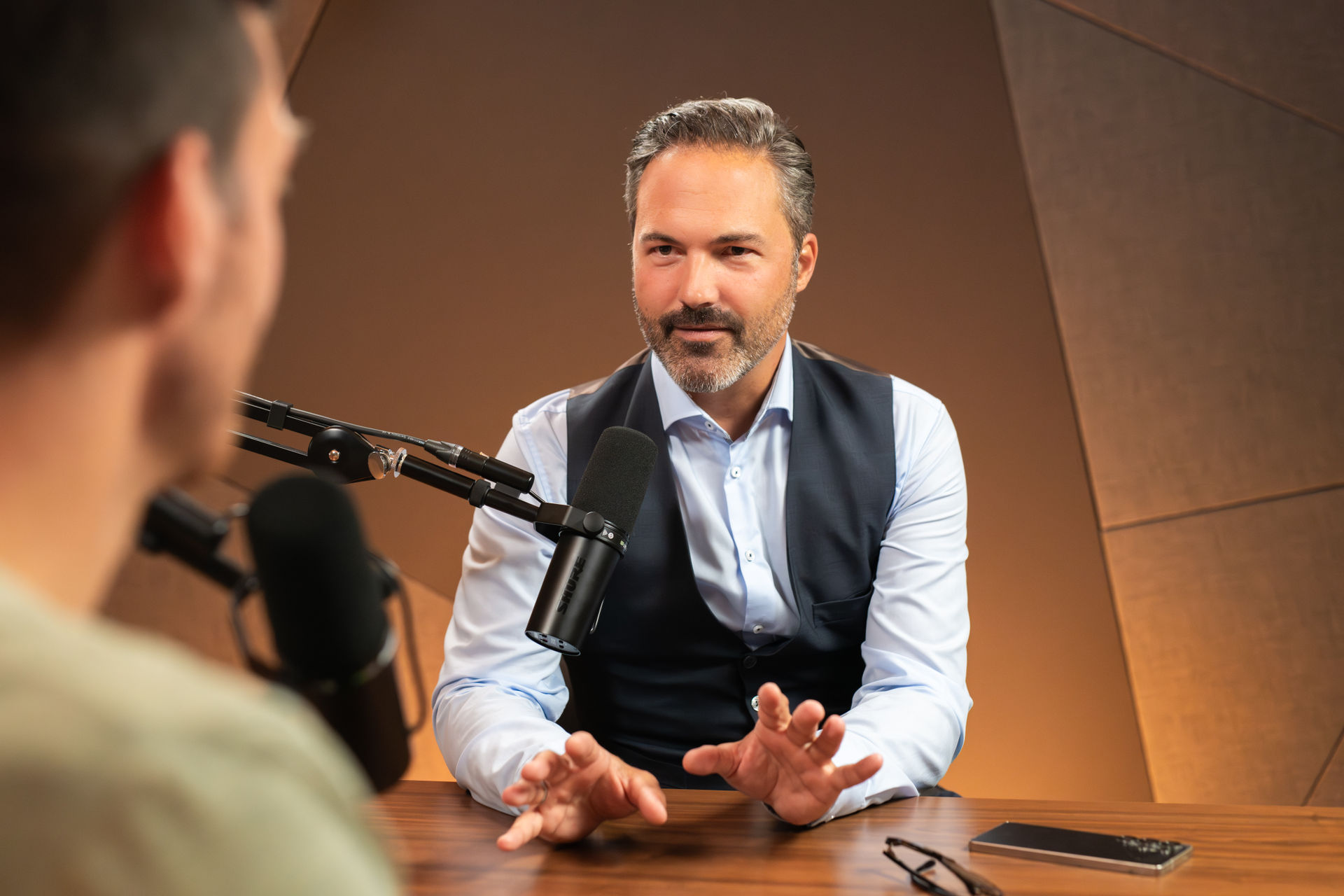 Alexander Schmid im Podcast-Studio